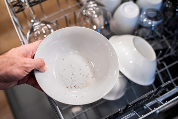 علت کدر شدن خش افتادن و لکه‌های سفید(سفیدک زدن) ظروف در ماشین ظرفشویی