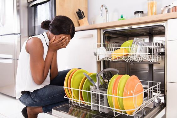 علت کدر شدن خش افتادن و لکه‌های سفید(سفیدک زدن) ظروف در ماشین ظرفشویی