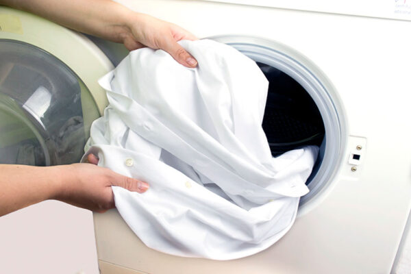 دلایل سفیدک زدن لباس در ماشین لباسشویی